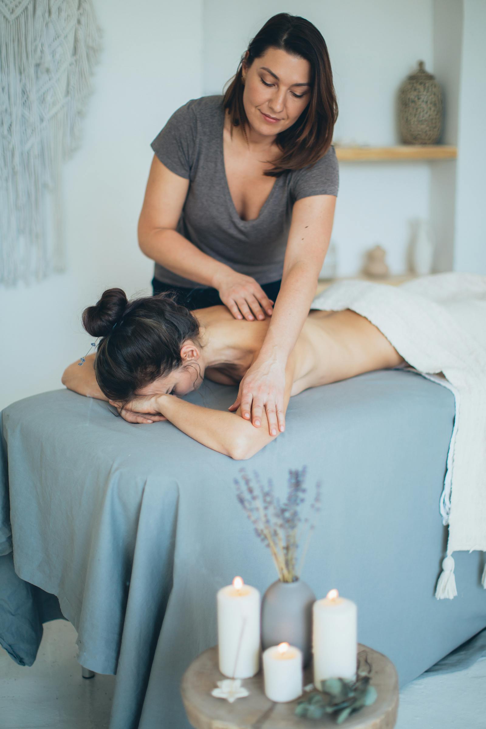 Massage du dos à l'huile chaude