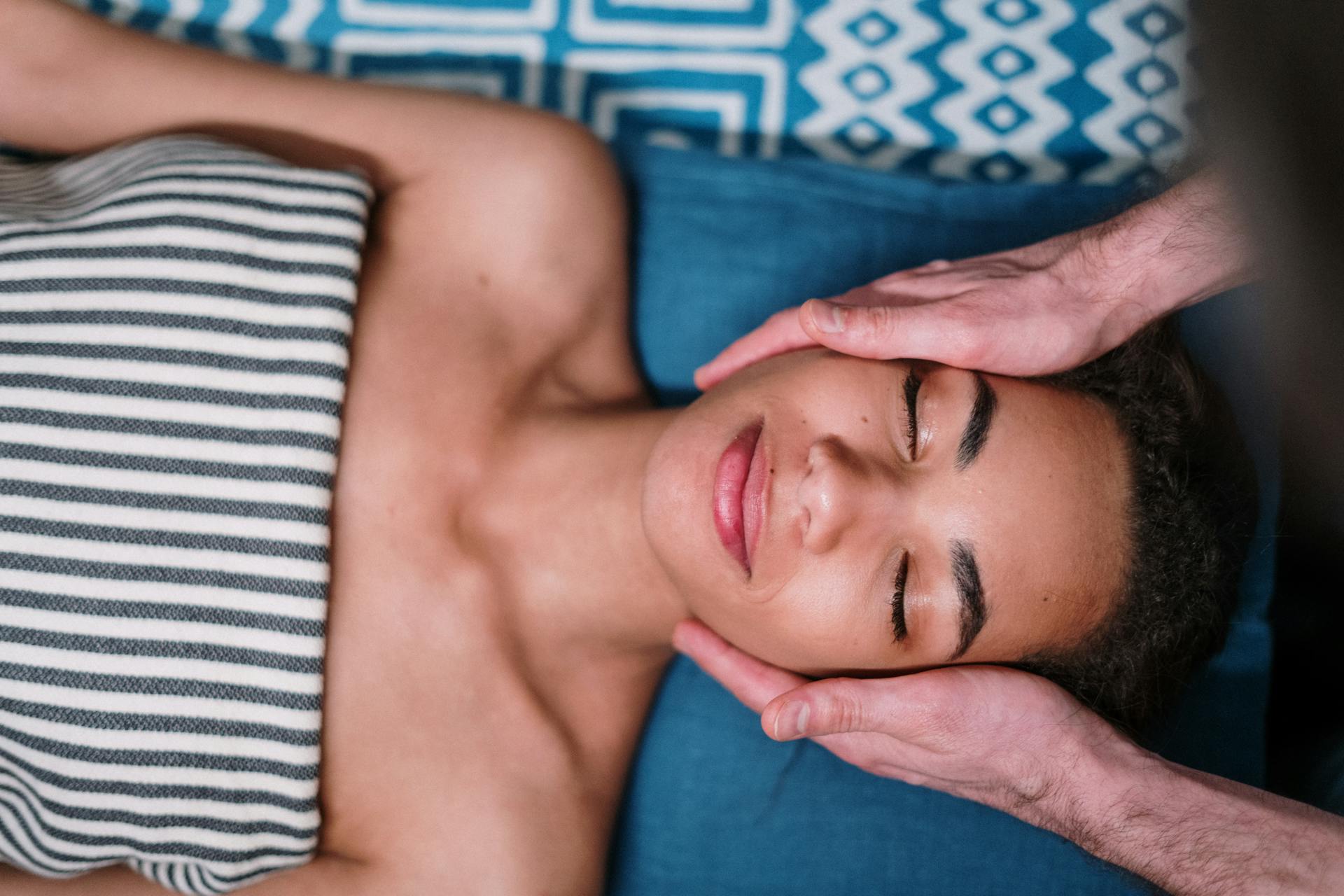 Main d'esthéticienne réalisant un massage facial Kobido
